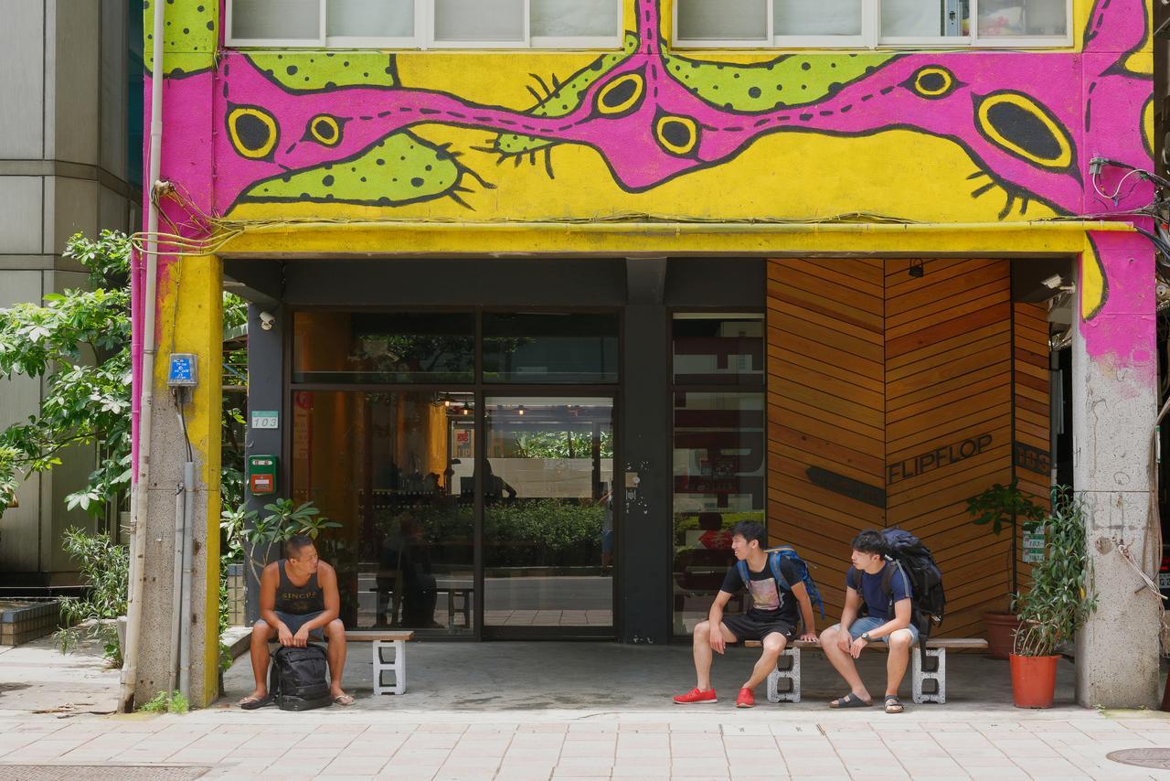 Flip Flop Hostel - Main Station Taipeh Exterior foto