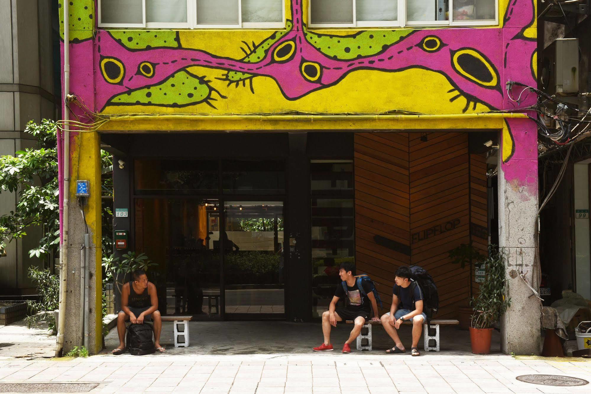 Flip Flop Hostel - Main Station Taipeh Exterior foto